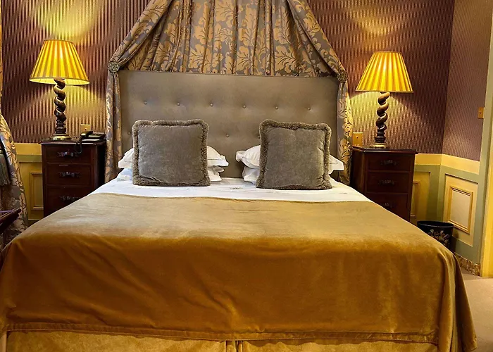 מלון Duc De St-simon 4*